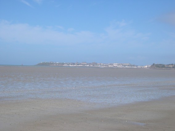  la ville au loin depuis la plage